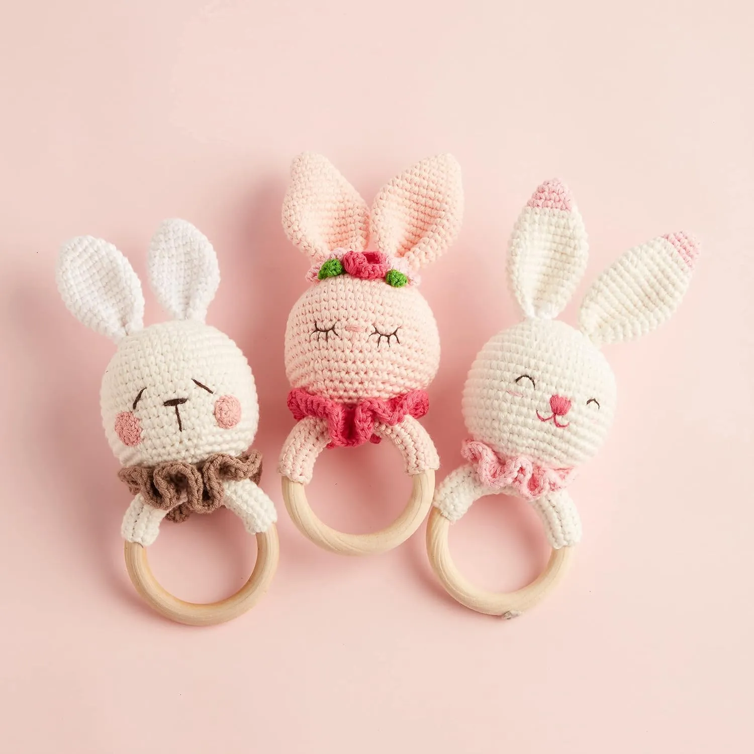 Chippi & Co Wooden Crochet Baby Rattle, Crochet Baby Toys Stuffed Animals Easter Gifts for Kids, Newborn Toys, Easter Basket Stuffers, Basket Filler, Cute Bunny Decor (Olive The Cheerful Bunny)