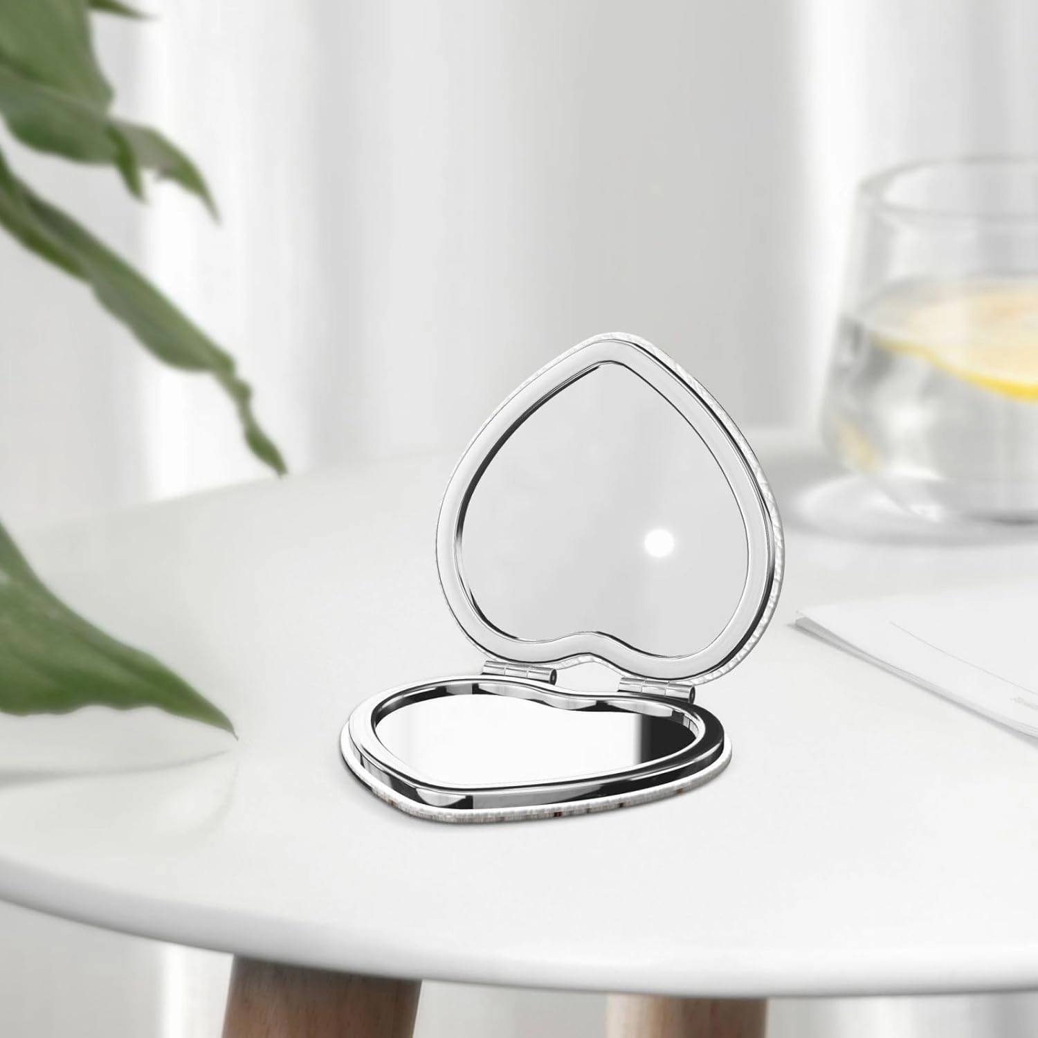 Portable Pocket Makeup Mirror Cute Little bee Travel Cosmetic Mirror Heart Shape Print Magnifying Compact Mirror for Eyelash